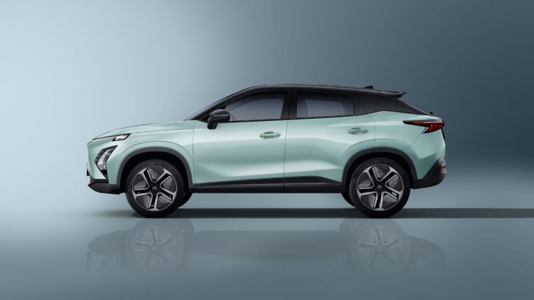OMODA E5 side view